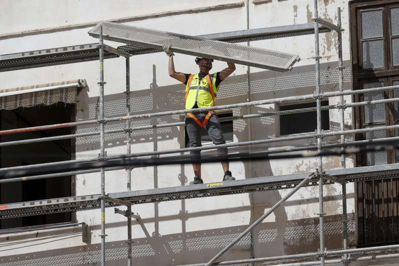 Un obrero de la construcción trabaja en un andamio. EFE/Manuel Bruque/Archivo
 Un obrero de la construcción trabaja en un andamio. EFE/Manuel Bruque/Archivo